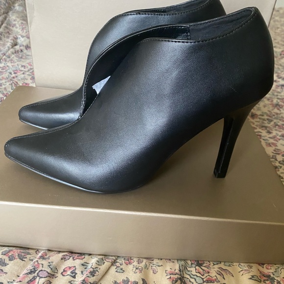 Black shoe with a 3 inch heel - Picture 5 of 10